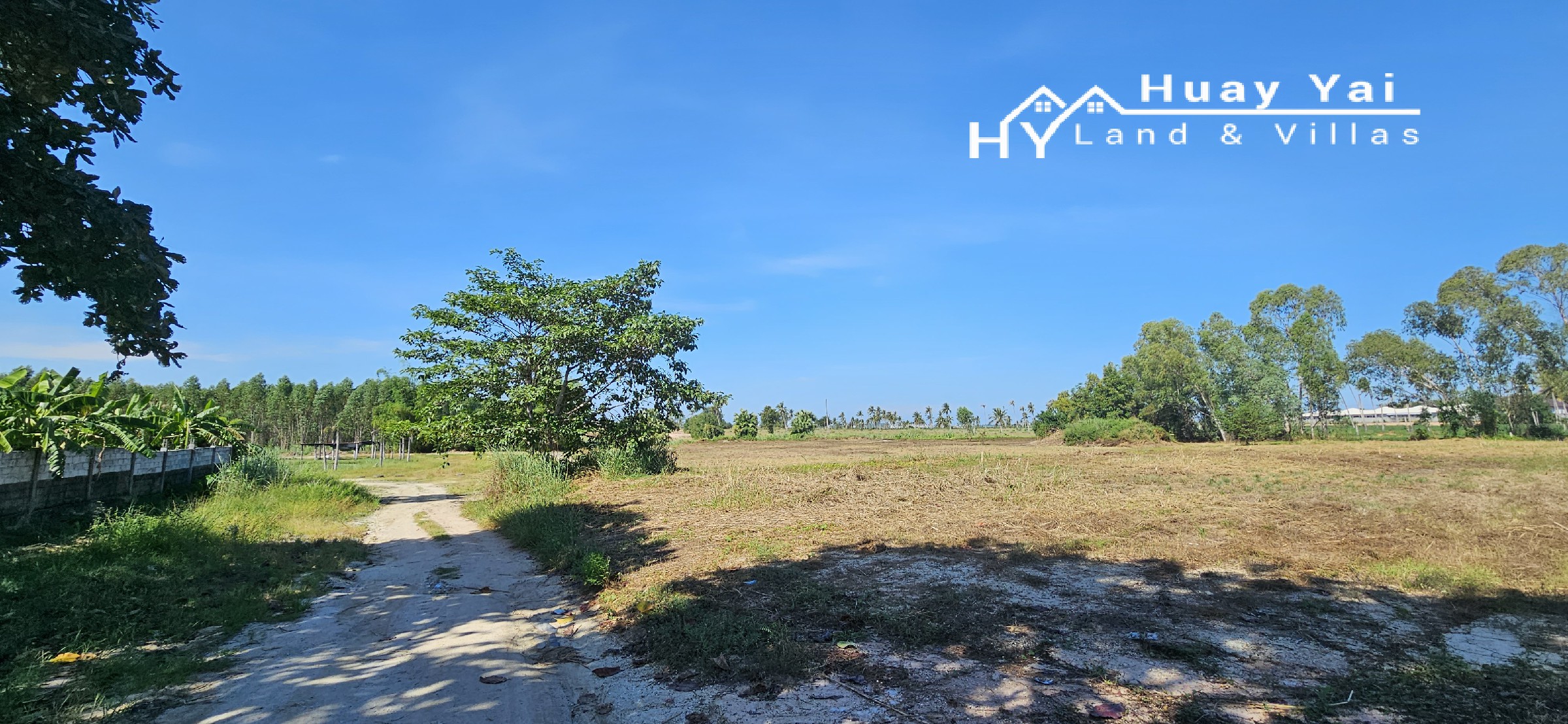 #1243 – 18+Rai overlooking its own lake with views.  Excellent Value