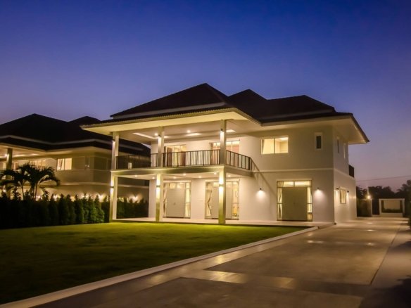 SOLE AGENCY PHOENIX GOLD VILLAS – 3 SPACIOUS REFURBISHED VILLAS OF 388 SQUARE METRES EACH. GREAT GOLF COURSE VIEWS AND BEYOND