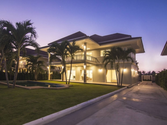 SOLE AGENCY PHOENIX GOLD VILLAS – 3 SPACIOUS REFURBISHED VILLAS OF 388 SQUARE METRES EACH. GREAT GOLF COURSE VIEWS AND BEYOND