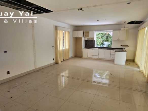 #3173  Commercial Property for renovation on Soi 27, Huay Yai | 1,752m² Plot