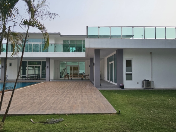 #3197   Beautifully presented large modern Country House  