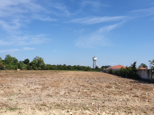 #1363   Flat level land on the city edge. Ideal for a villa development