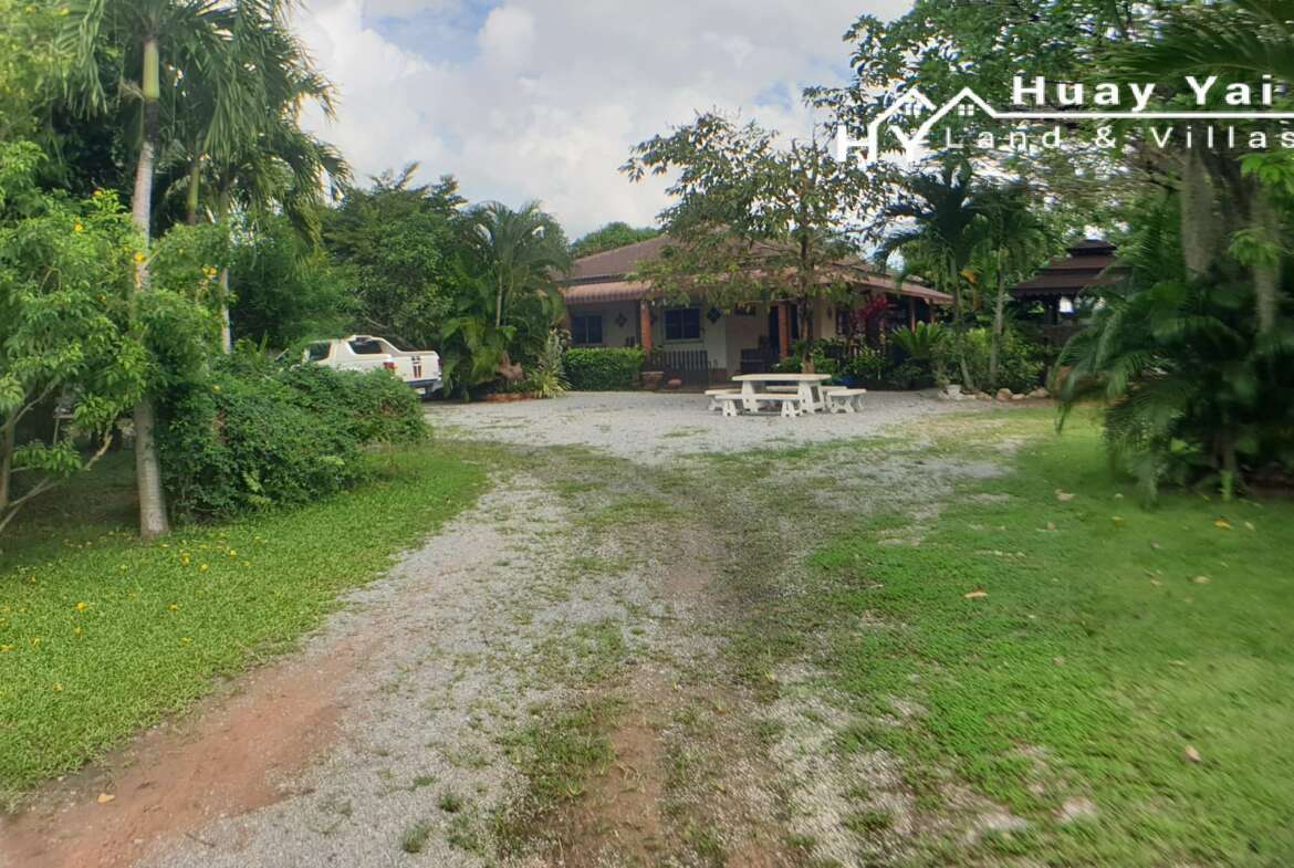#3272     2 bedroom house and Thai house in quiet location with 1.5rai