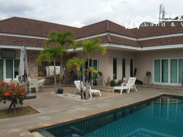 <strong>#3100  Spacious Pool Villa beside and over looking a private lake</strong>