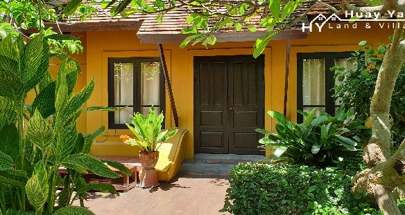 #3137   An oasis in the city. Character house in quiet walled garden