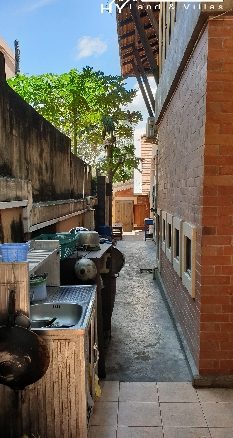 #3137   An oasis in the city. Character house in quiet walled garden