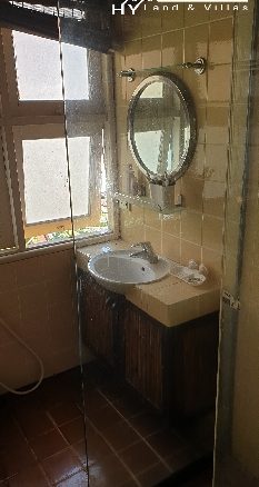 #3137   An oasis in the city. Character house in quiet walled garden