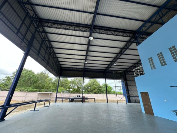 #3233  Showroom / Workshop / Offices / Storage / Living Accommodation 