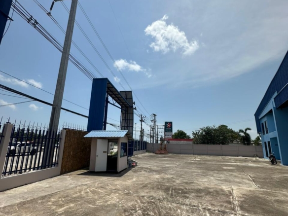 #3233  Showroom / Workshop / Offices / Storage / Living Accommodation 