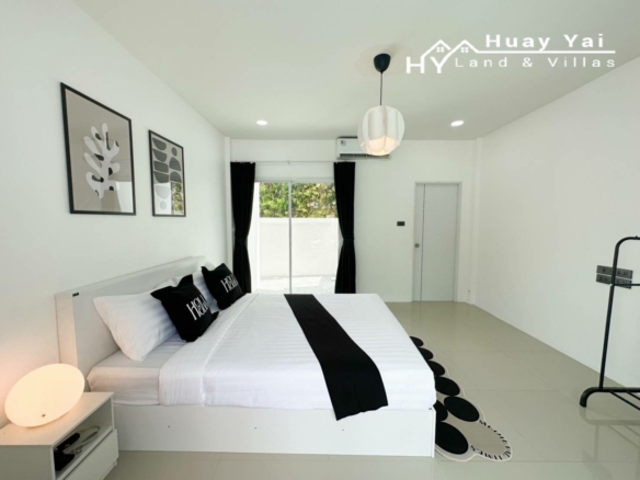 #3415 Ideal refurbished AirBnB house adjoining a lake & fitness park or work from home with office
