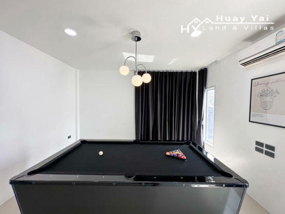 #3415 Ideal refurbished AirBnB house adjoining a lake & fitness park or work from home with office