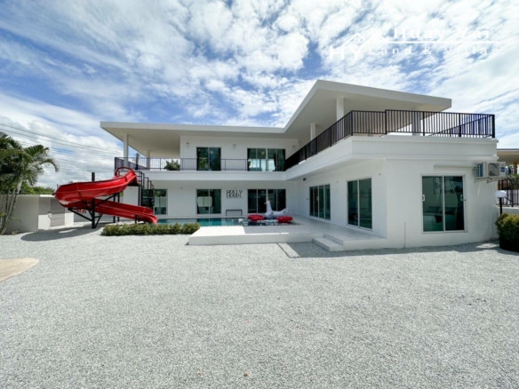 #3415 Ideal refurbished AirBnB house adjoining a lake & fitness park or work from home with office