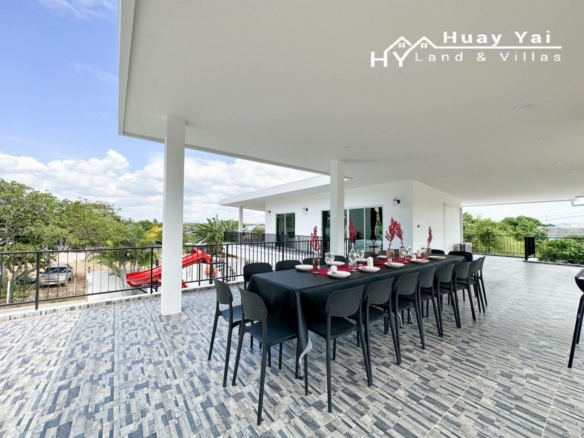 #3415 Ideal refurbished AirBnB house adjoining a lake & fitness park or work from home with office