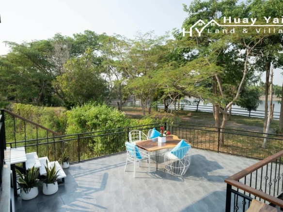 #3414 Ideal refurbished AirBnB house adjoining a lake & fitness park