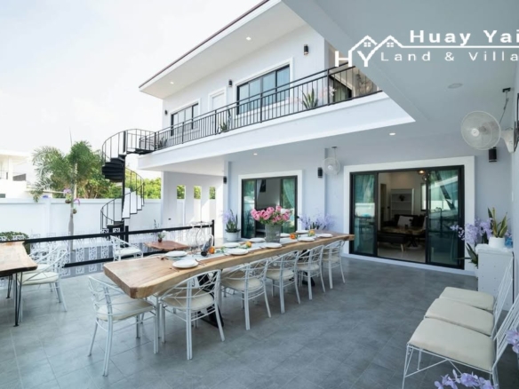 #3414 Ideal refurbished AirBnB house adjoining a lake & fitness park