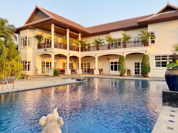 #3418   Large Pool House beside the fairway at Phoenix Golf Course