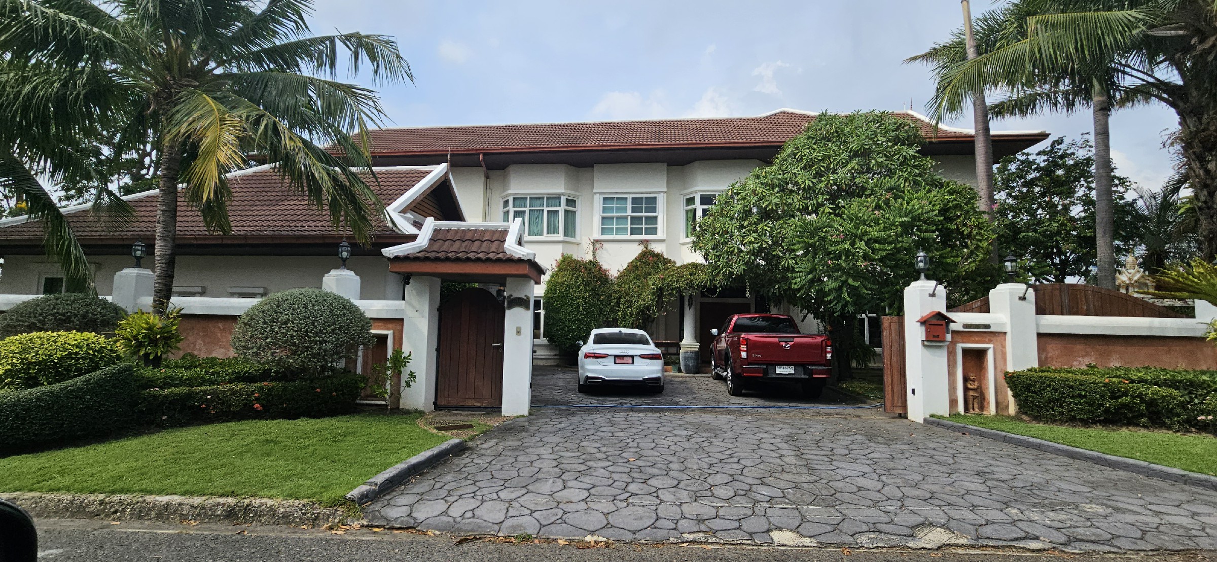 #3418   Large Pool House beside the fairway at Phoenix Golf Course