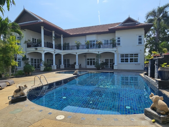 #3418   Large Pool House beside the fairway at Phoenix Golf Course
