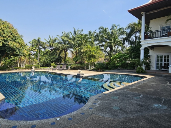 #3418   Large Pool House beside the fairway at Phoenix Golf Course