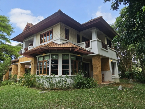 #3423   Older house in 1 rai beside the fairway at Phoenix Golf