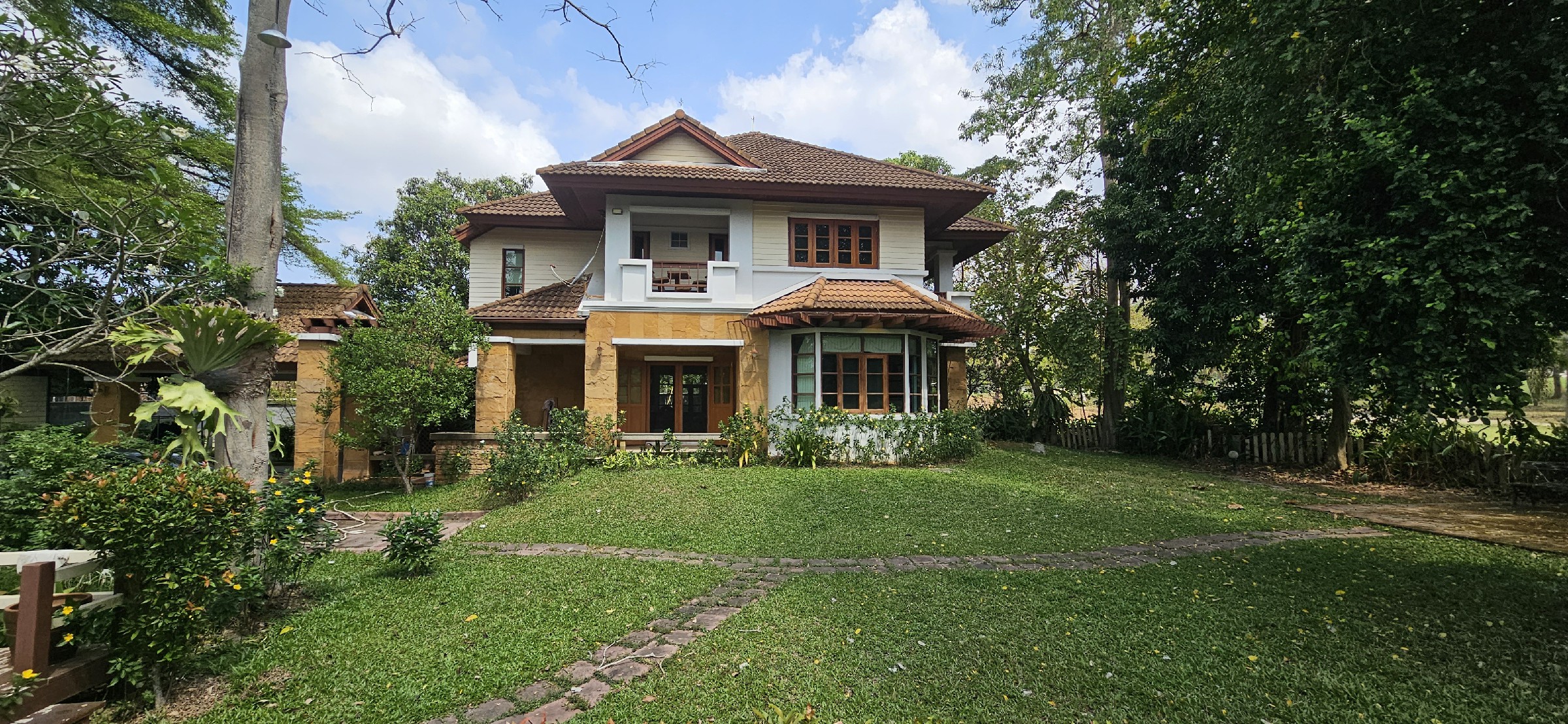 #3423   Older house in 1 rai beside the fairway at Phoenix Golf