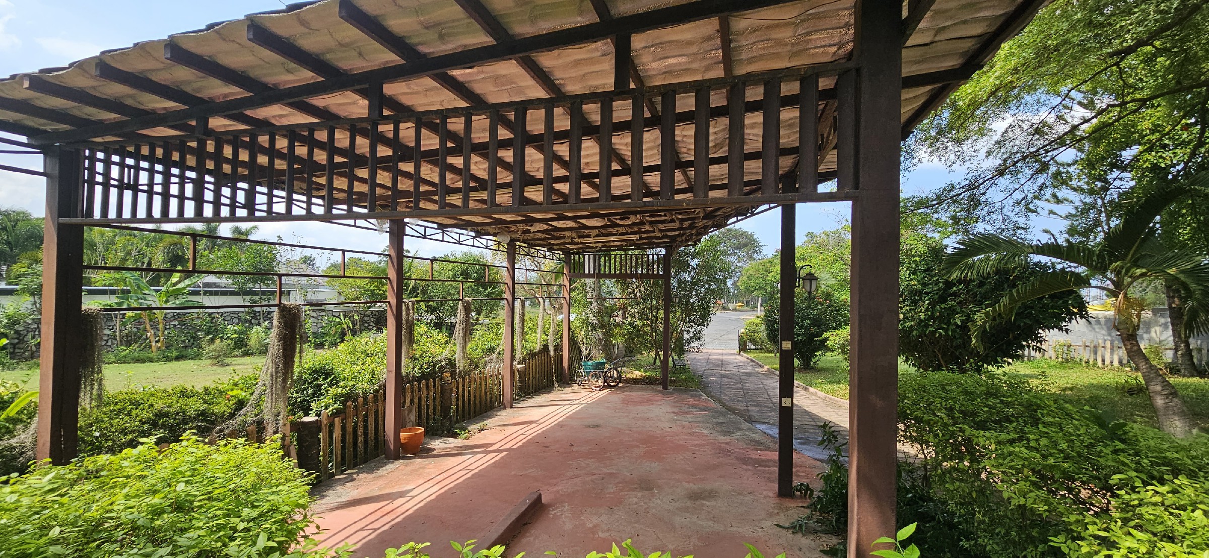 #3423   Older house in 1 rai beside the fairway at Phoenix Golf