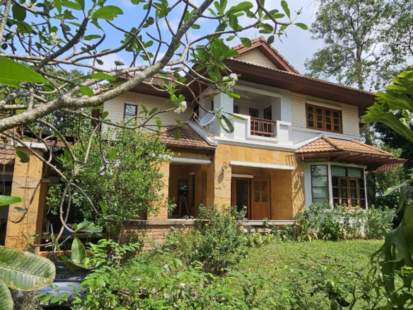 #3423   Older house in 1 rai beside the fairway at Phoenix Golf