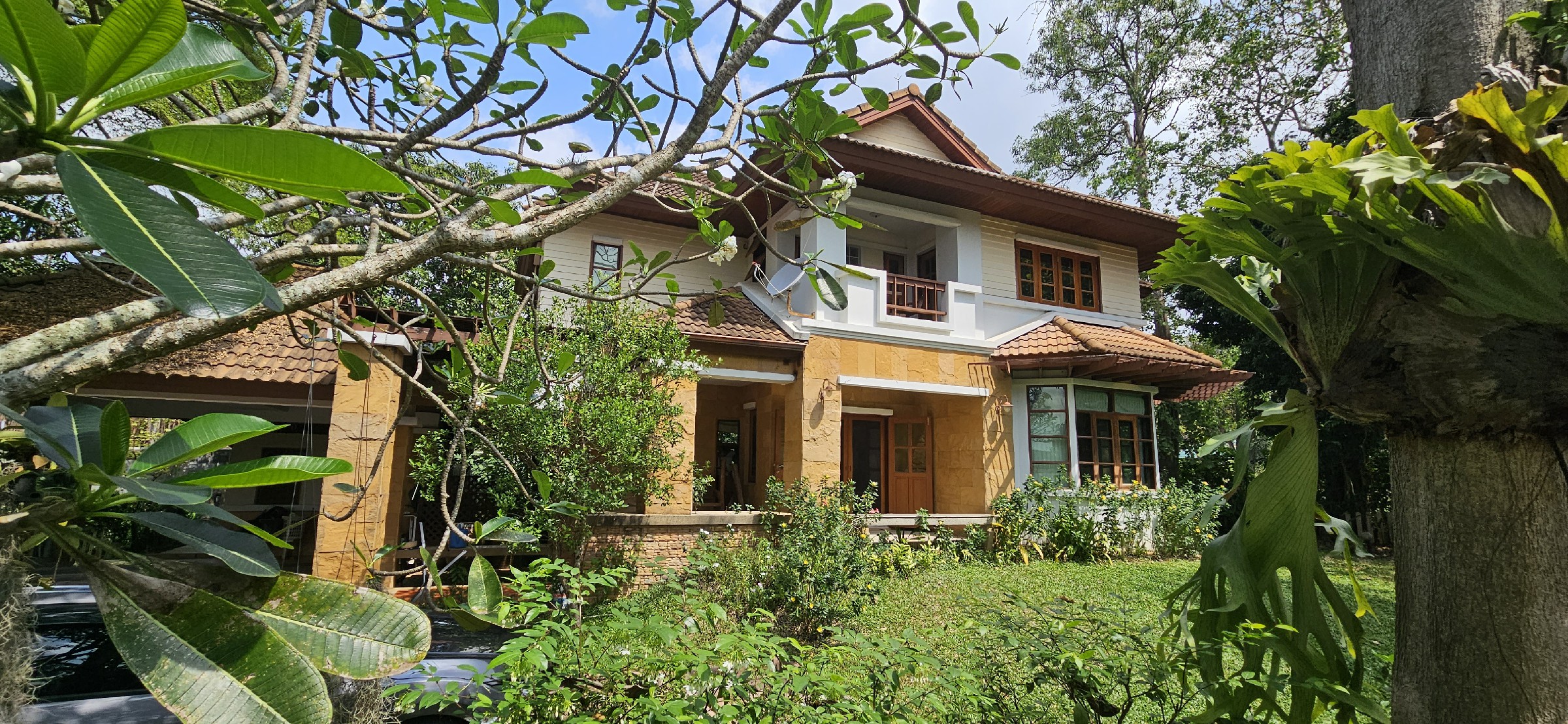 #3423   Older house in 1 rai beside the fairway at Phoenix Golf