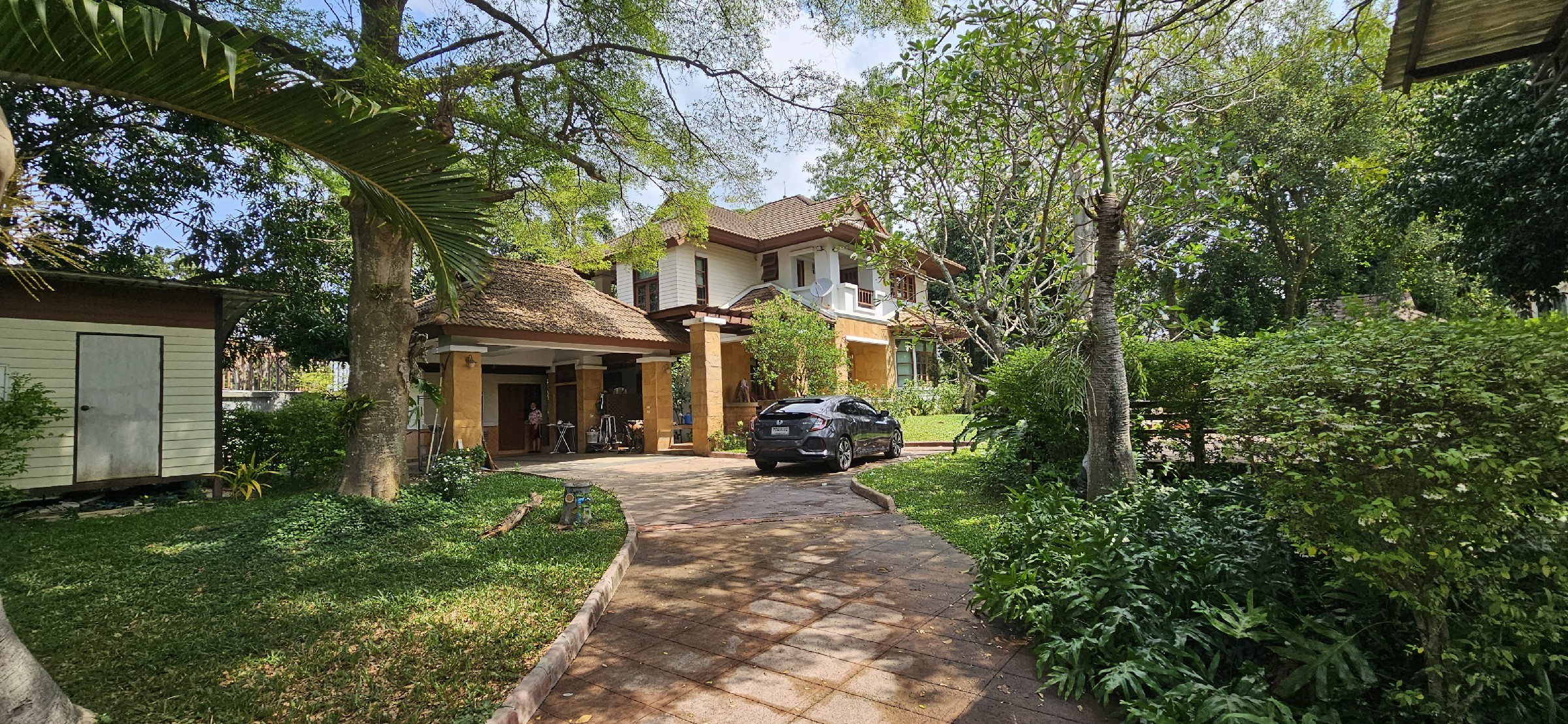 #3423   Older house in 1 rai beside the fairway at Phoenix Golf