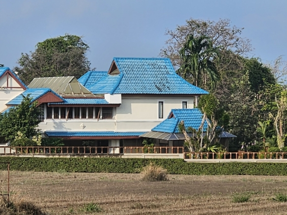 #3426   Large older house in half rai beside the fairway at Phoenix Golf