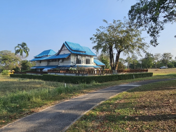 #3426   Large older house in half rai beside the fairway at Phoenix Golf