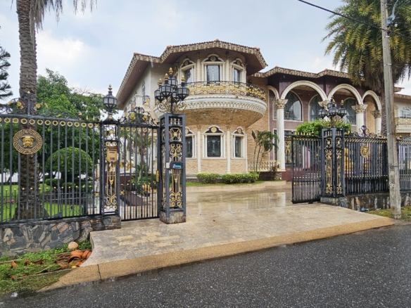 #3421 Opulent and Spacious Absolute Lakeside Pool House