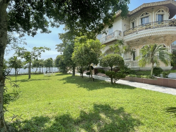 #3421 Opulent and Spacious Absolute Lakeside Pool House