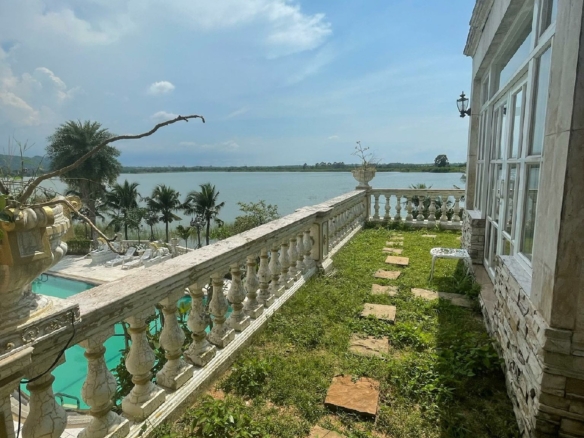 #3421 Opulent and Spacious Absolute Lakeside Pool House