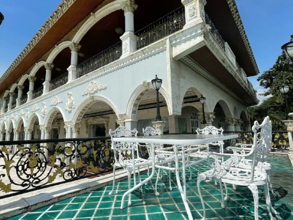 #3421 Opulent and Spacious Absolute Lakeside Pool House