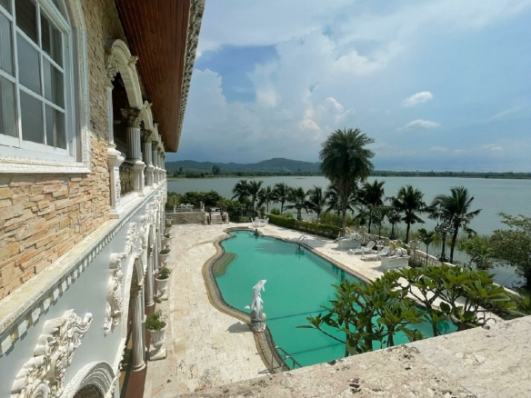 #3421 Opulent and Spacious Absolute Lakeside Pool House