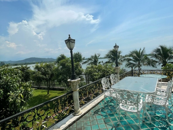 #3421 Opulent and Spacious Absolute Lakeside Pool House