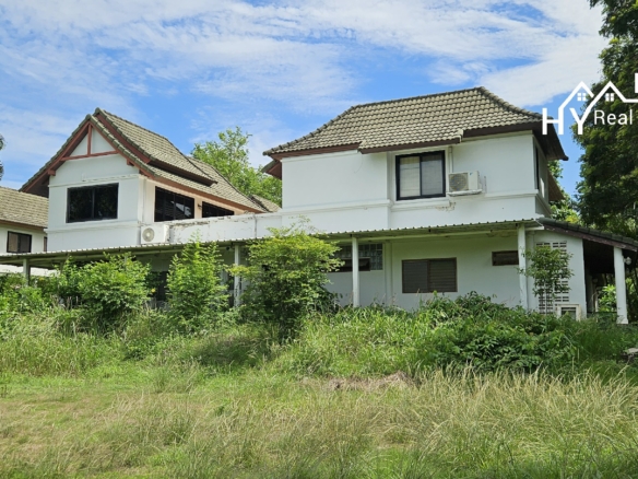 #3430   2 houses on 2 rai. Scope for improving / redevelopment. 