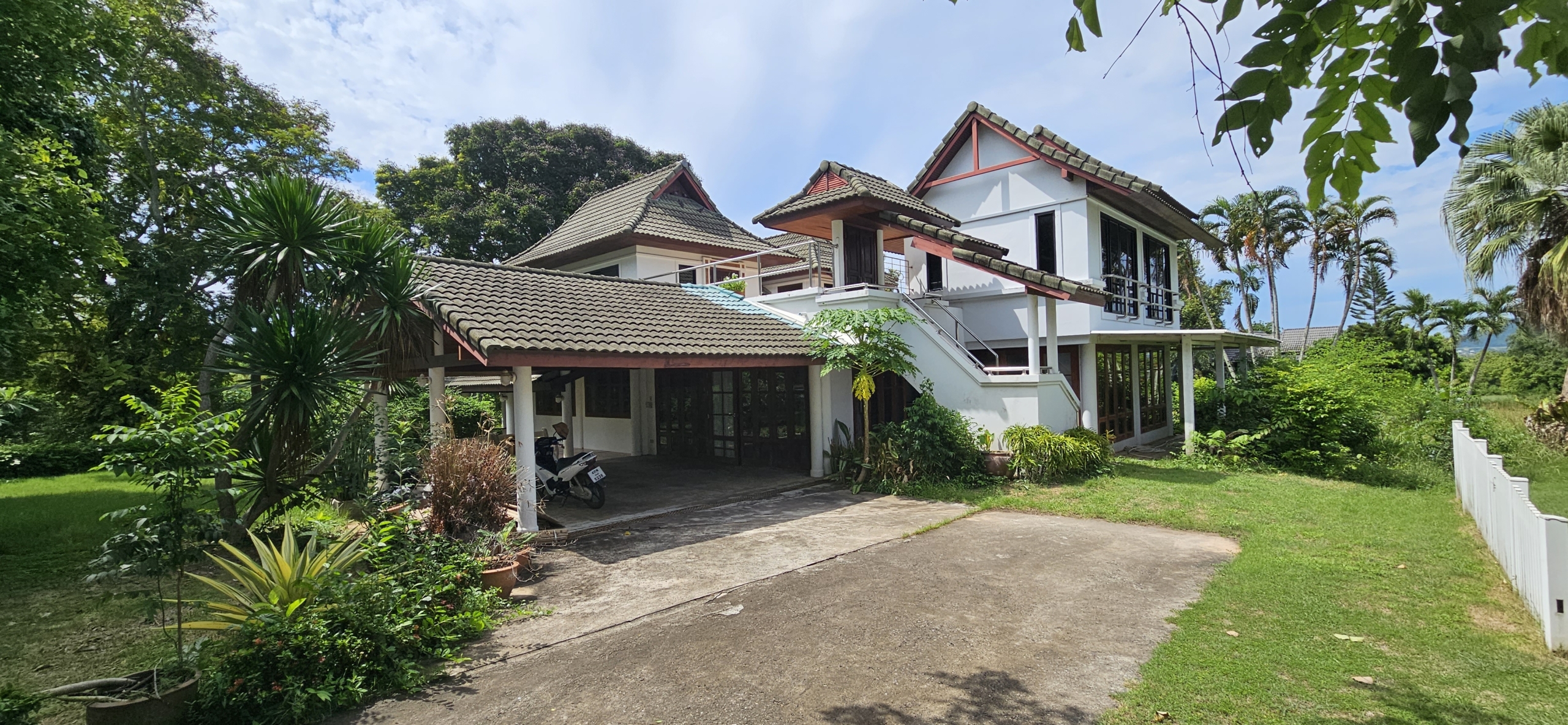 #3430   2 houses on 2 rai. Scope for improving / redevelopment. 