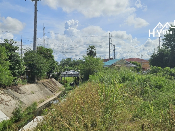 #3163  Restaurant / Shop Site Long Lease. Centre of Huay Yai