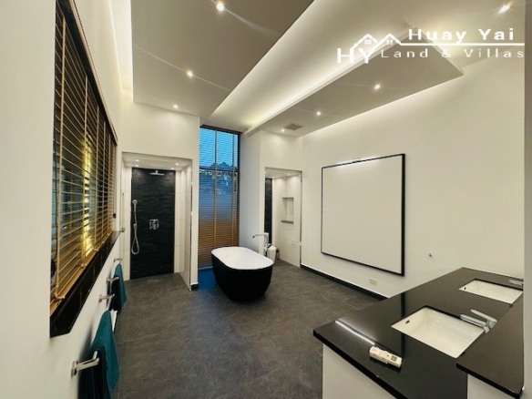 #3476 Spacious newly built villa at Phoenix Golf overlooking the adjoining fairway