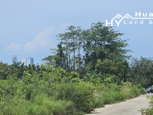 #1714    2x hillside plot with possible views in quiet no through soi