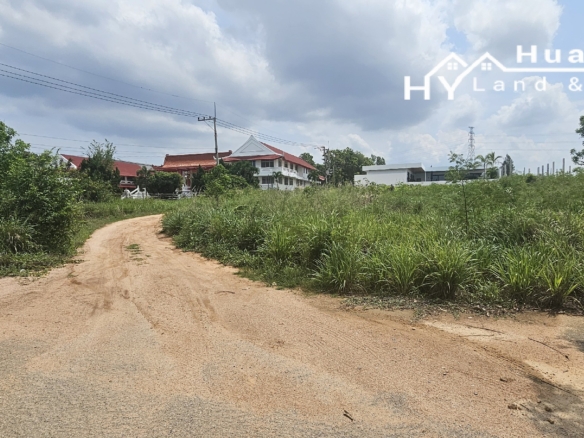 #1714    2x hillside plot with possible views in quiet no through soi