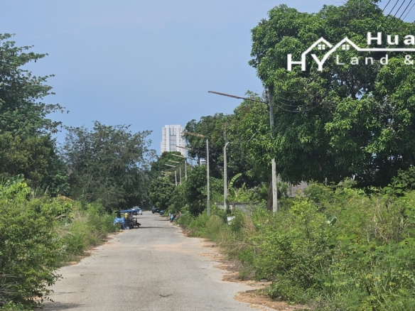 #1714    2x hillside plot with possible views in quiet no through soi