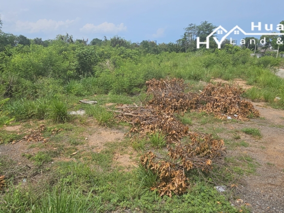 #1714    2x hillside plot with possible views in quiet no through soi