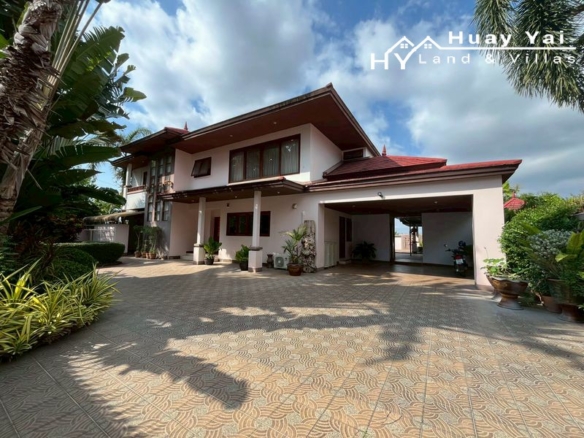 #3359  Spacious House on raised position with long distance views. Golf Course location