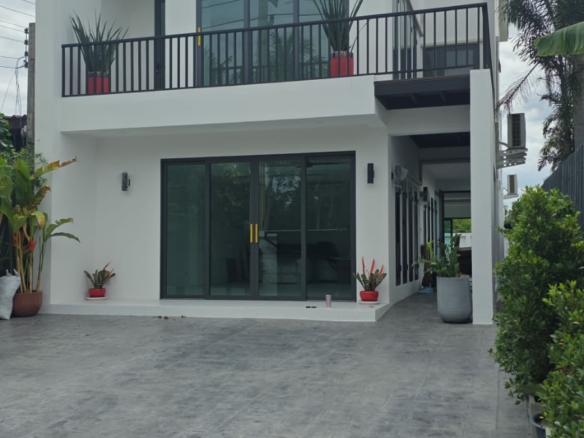 #3468  Detached house / shop house with variable accommodation and uses