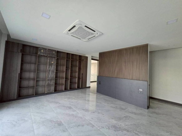 #1800 Building Project with one almost completed villa. City Edge