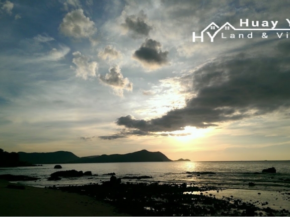 #3556  Large Absolute Beachfront contemporary modern house at Na Jomtien
