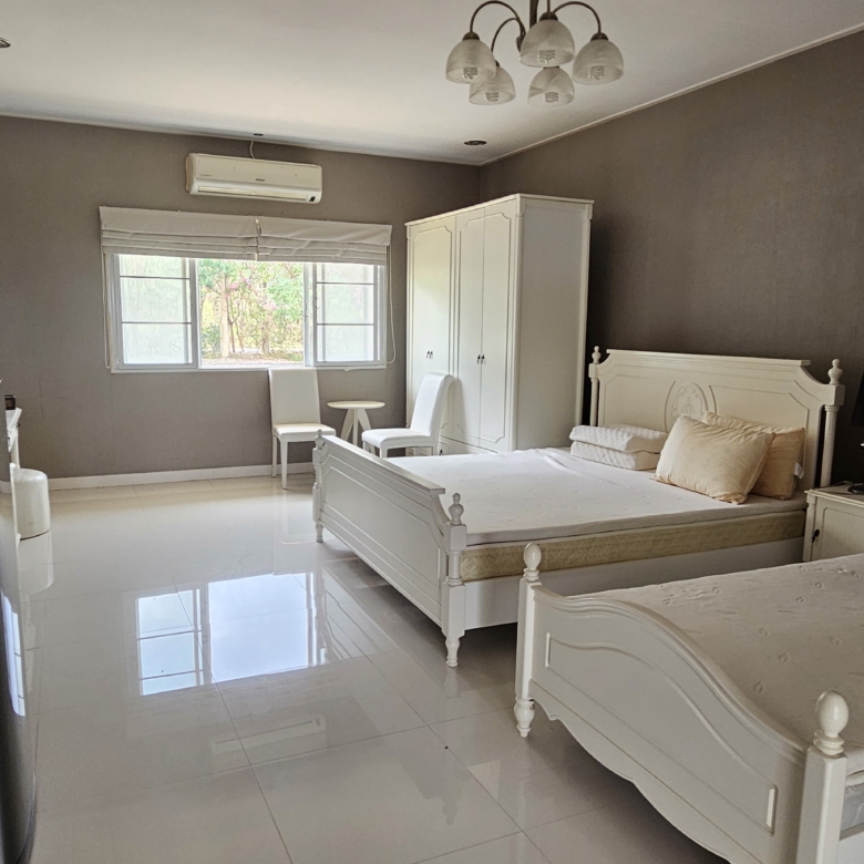 #3188 12 Bedroom House & Guest Rooms within Golf Club 